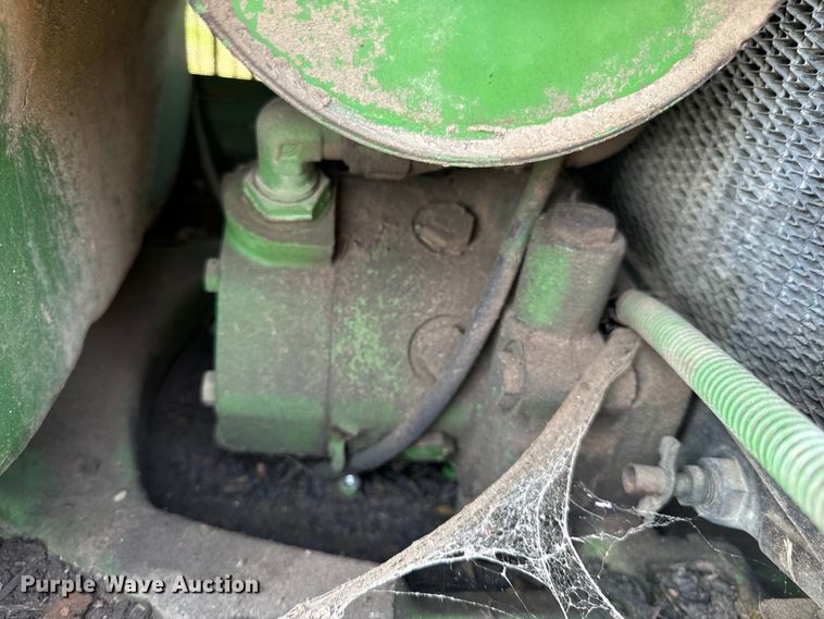 image for item OF9792 1976 John Deere 2240 tractor