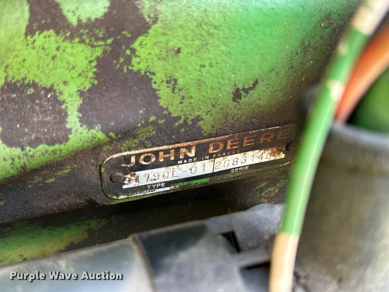 image for item OF9792 1976 John Deere 2240 tractor
