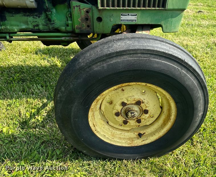 image for item OF9792 1976 John Deere 2240 tractor
