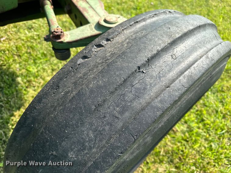 image for item OF9792 1976 John Deere 2240 tractor