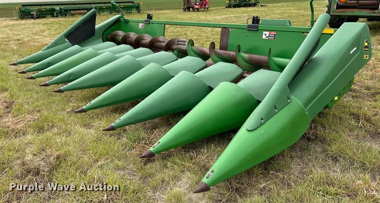 image for item OL9656 1998 John Deere 893 corn head