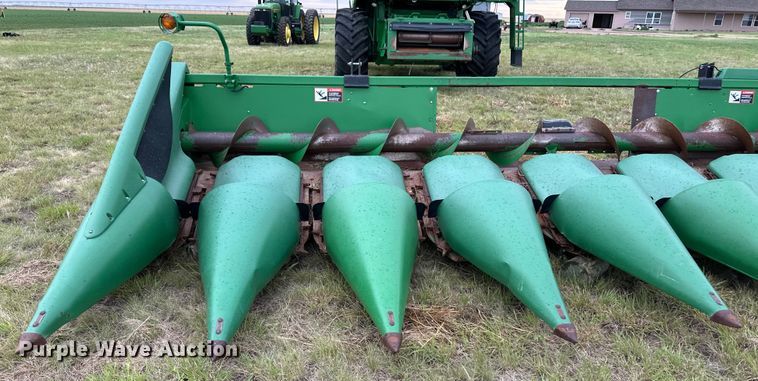 image for item OL9656 1998 John Deere 893 corn head