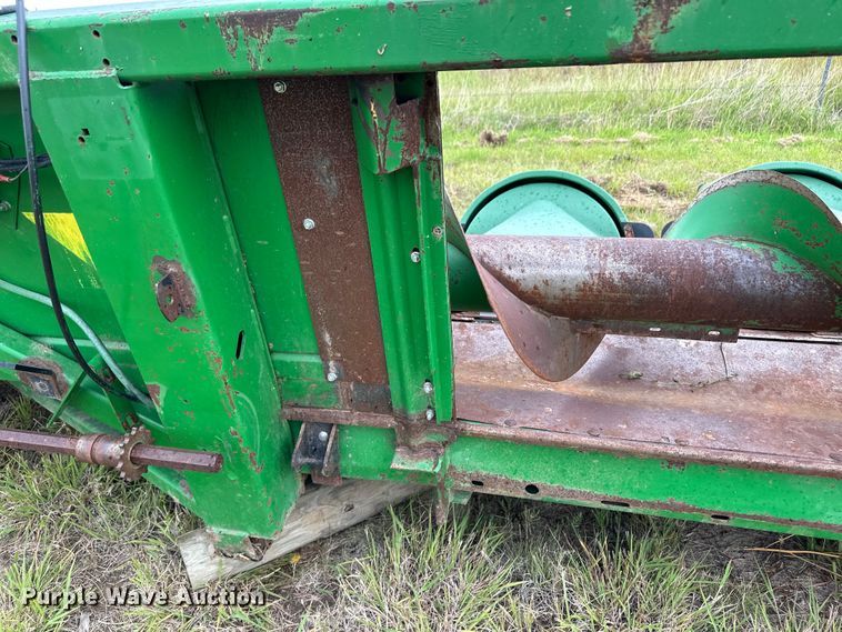 image for item OL9656 1998 John Deere 893 corn head