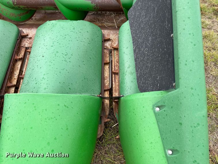 image for item OL9656 1998 John Deere 893 corn head