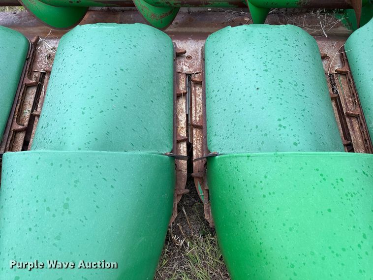 image for item OL9656 1998 John Deere 893 corn head