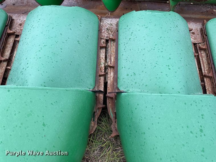 image for item OL9656 1998 John Deere 893 corn head