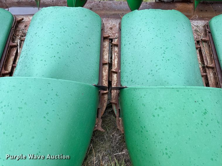 image for item OL9656 1998 John Deere 893 corn head