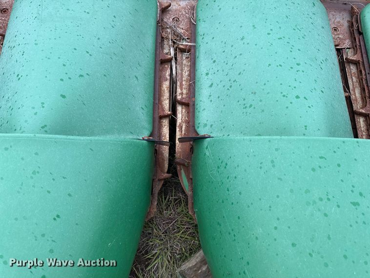 image for item OL9656 1998 John Deere 893 corn head