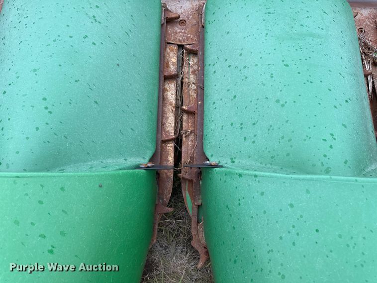 image for item OL9656 1998 John Deere 893 corn head