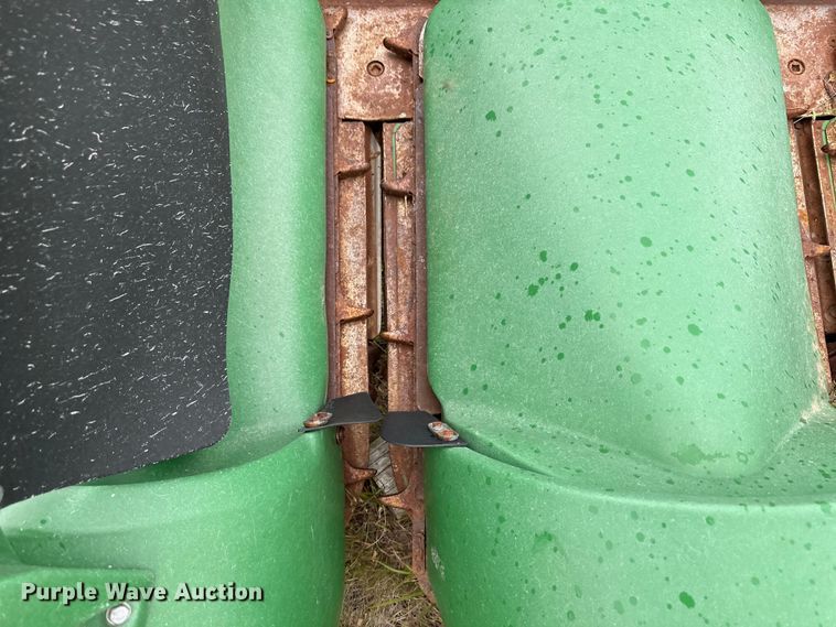 image for item OL9656 1998 John Deere 893 corn head