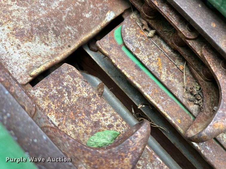 image for item OL9656 1998 John Deere 893 corn head