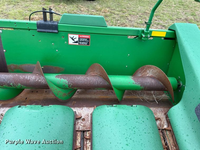 image for item OL9656 1998 John Deere 893 corn head