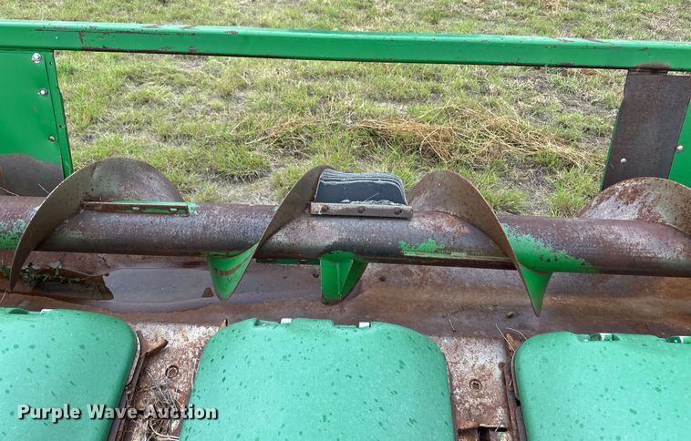 image for item OL9656 1998 John Deere 893 corn head
