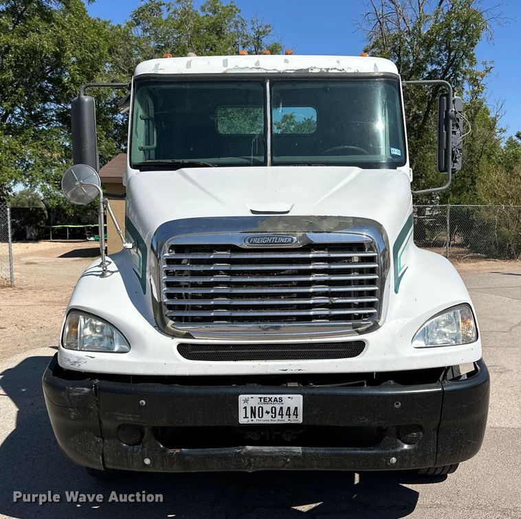 image for item DK6709 2007 Freightliner Columbia  semi truck