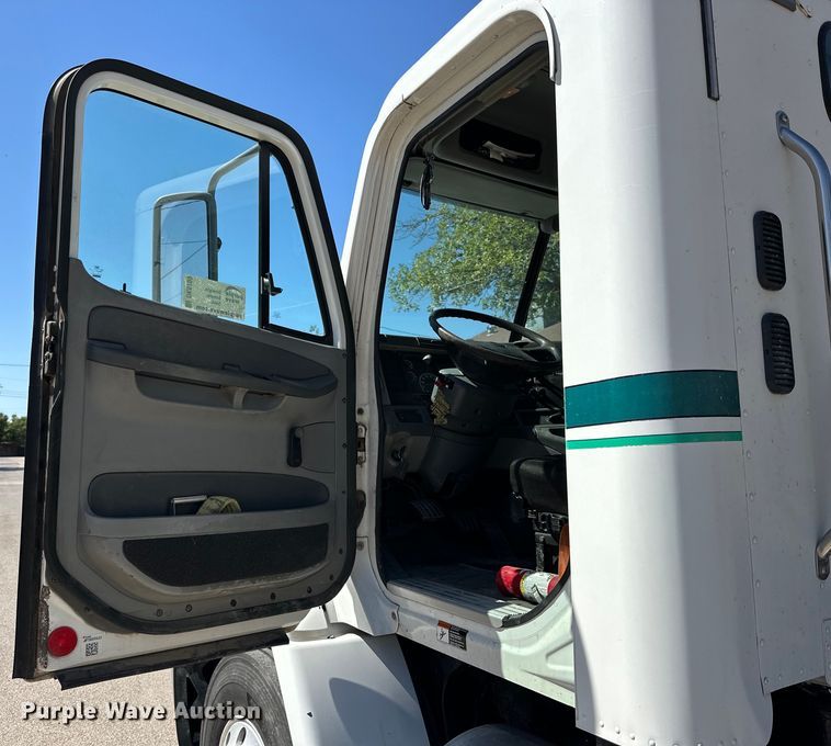 image for item DK6709 2007 Freightliner Columbia  semi truck