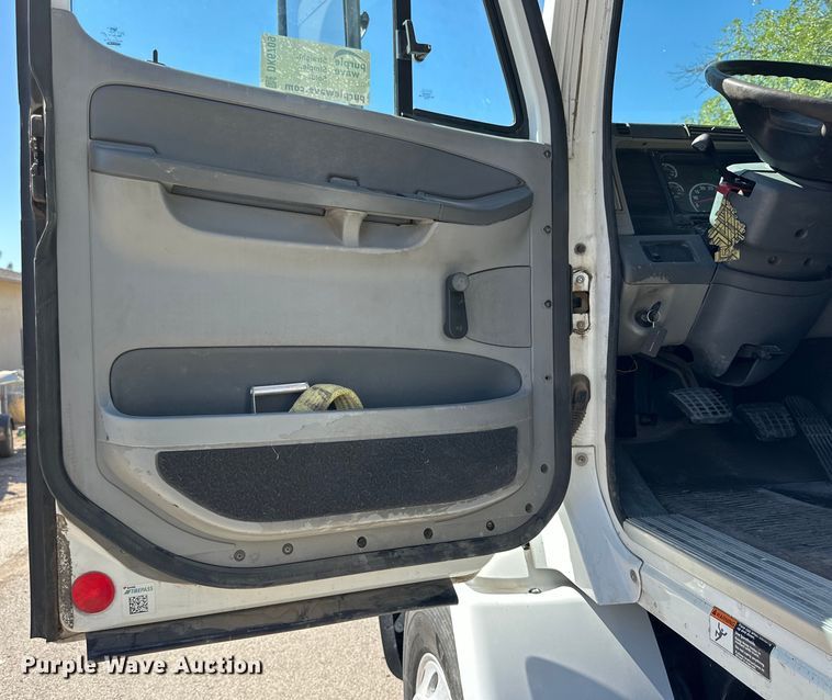 image for item DK6709 2007 Freightliner Columbia  semi truck