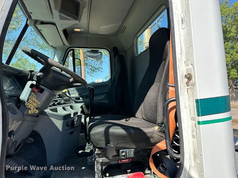 image for item DK6709 2007 Freightliner Columbia  semi truck