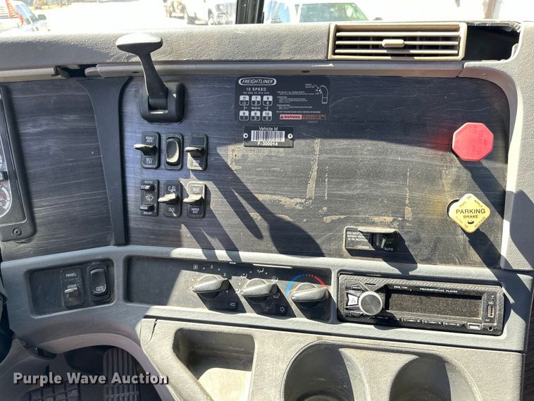 image for item DK6709 2007 Freightliner Columbia  semi truck