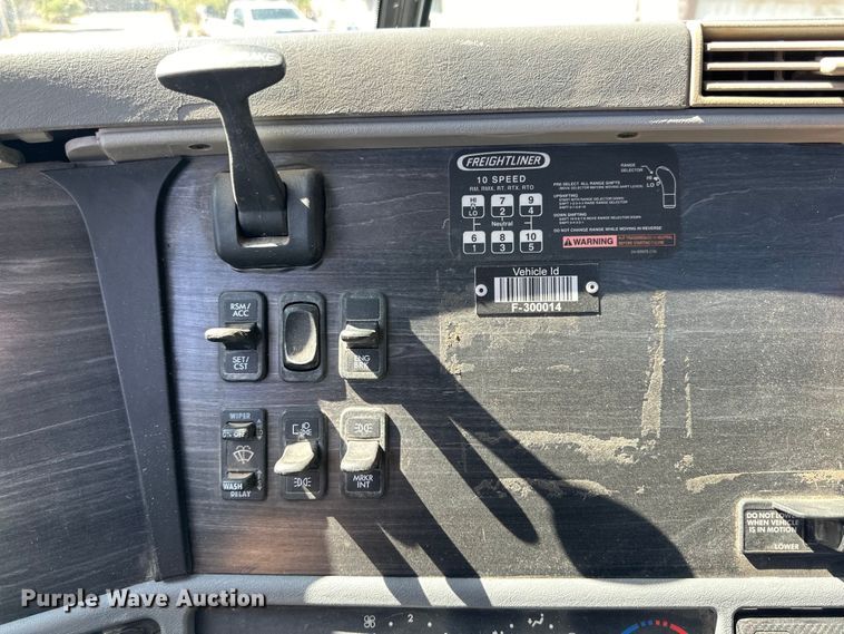 image for item DK6709 2007 Freightliner Columbia  semi truck