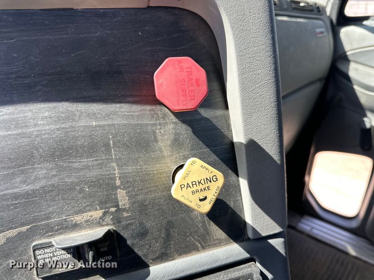 image for item DK6709 2007 Freightliner Columbia  semi truck