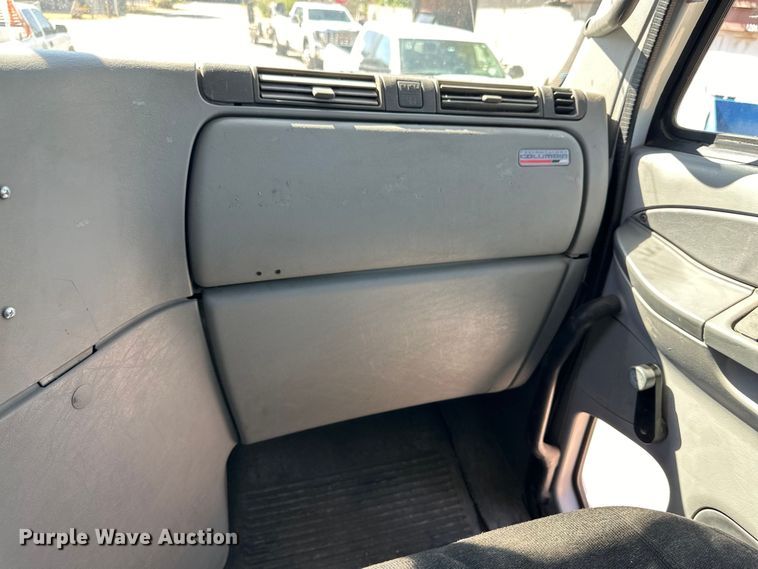 image for item DK6709 2007 Freightliner Columbia  semi truck