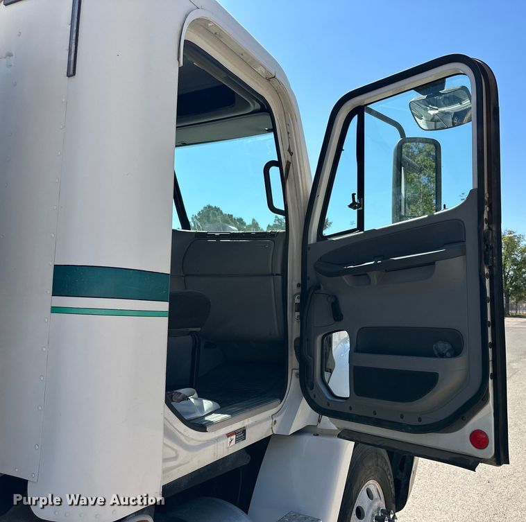 image for item DK6709 2007 Freightliner Columbia  semi truck