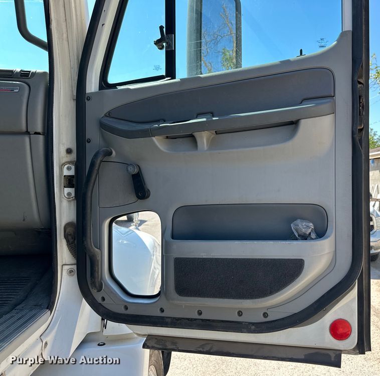 image for item DK6709 2007 Freightliner Columbia  semi truck