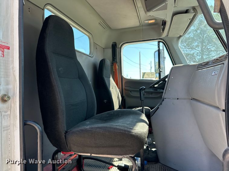 image for item DK6709 2007 Freightliner Columbia  semi truck