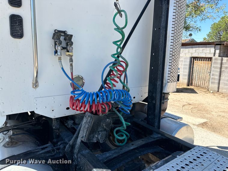 image for item DK6709 2007 Freightliner Columbia  semi truck