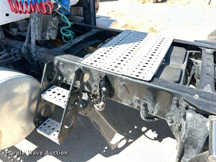 image for item DK6709 2007 Freightliner Columbia  semi truck