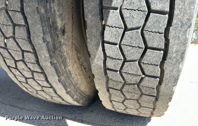 image for item DK6709 2007 Freightliner Columbia  semi truck