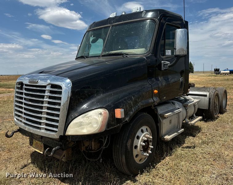 image for item DK6875 2012 Freightliner Cascadia 125DC semi truck