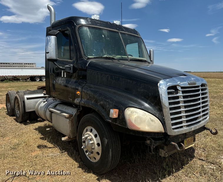 image for item DK6875 2012 Freightliner Cascadia 125DC semi truck