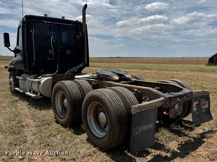 image for item DK6875 2012 Freightliner Cascadia 125DC semi truck
