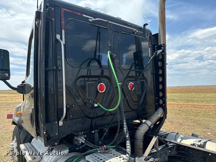 image for item DK6875 2012 Freightliner Cascadia 125DC semi truck