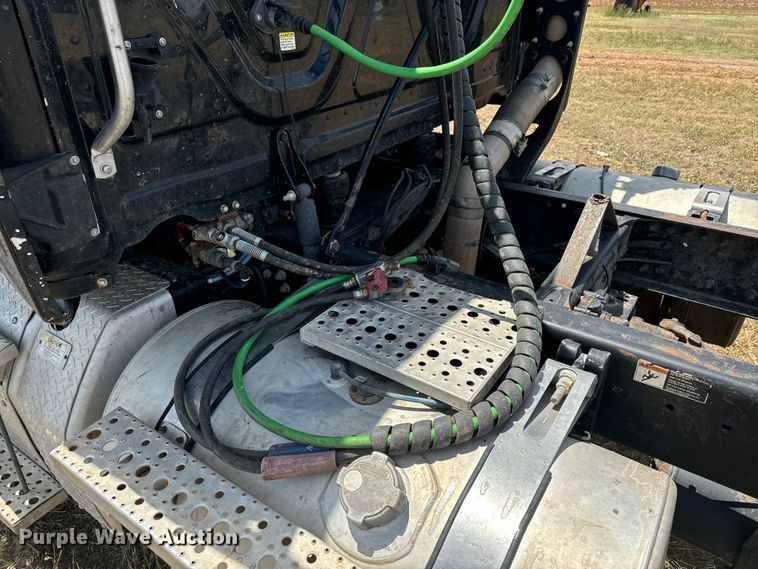 image for item DK6875 2012 Freightliner Cascadia 125DC semi truck