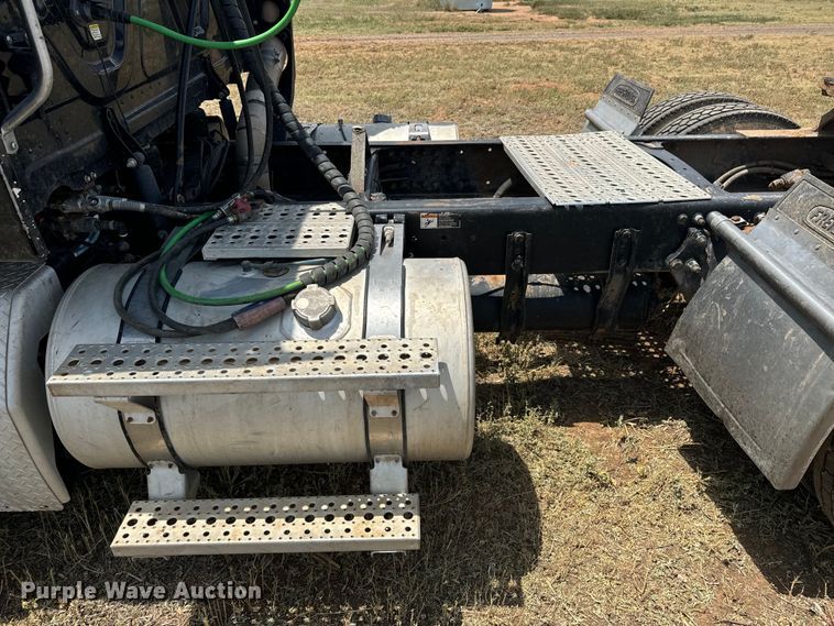 image for item DK6875 2012 Freightliner Cascadia 125DC semi truck