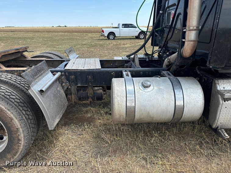 image for item DK6875 2012 Freightliner Cascadia 125DC semi truck