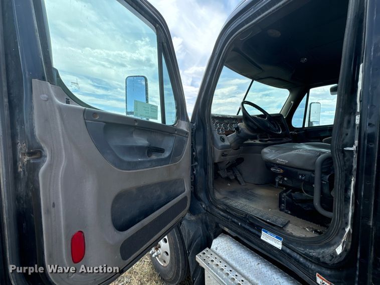 image for item DK6875 2012 Freightliner Cascadia 125DC semi truck