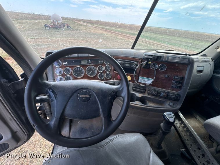 image for item DK6875 2012 Freightliner Cascadia 125DC semi truck