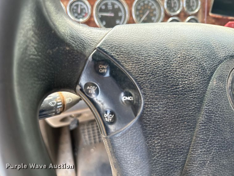 image for item DK6875 2012 Freightliner Cascadia 125DC semi truck