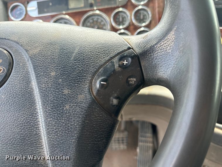 image for item DK6875 2012 Freightliner Cascadia 125DC semi truck