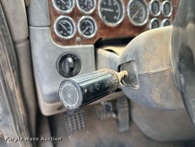 image for item DK6875 2012 Freightliner Cascadia 125DC semi truck