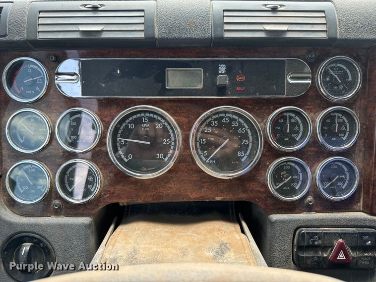 image for item DK6875 2012 Freightliner Cascadia 125DC semi truck