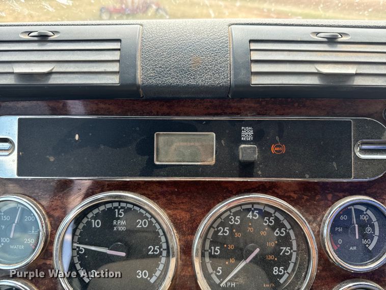 image for item DK6875 2012 Freightliner Cascadia 125DC semi truck