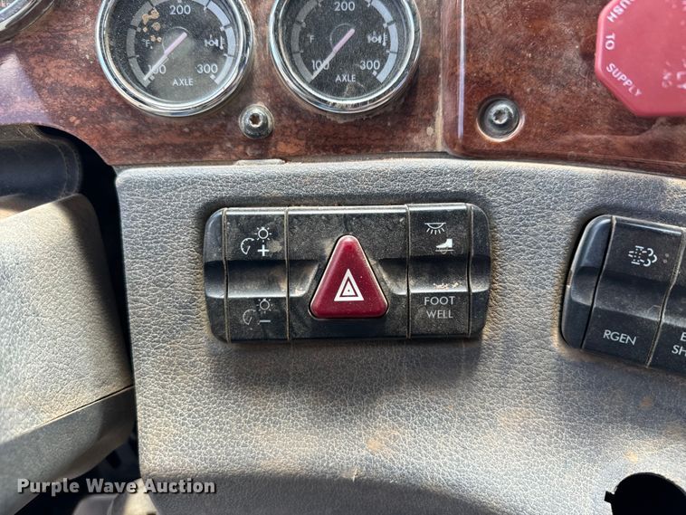 image for item DK6875 2012 Freightliner Cascadia 125DC semi truck