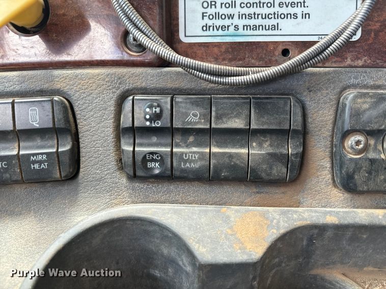 image for item DK6875 2012 Freightliner Cascadia 125DC semi truck