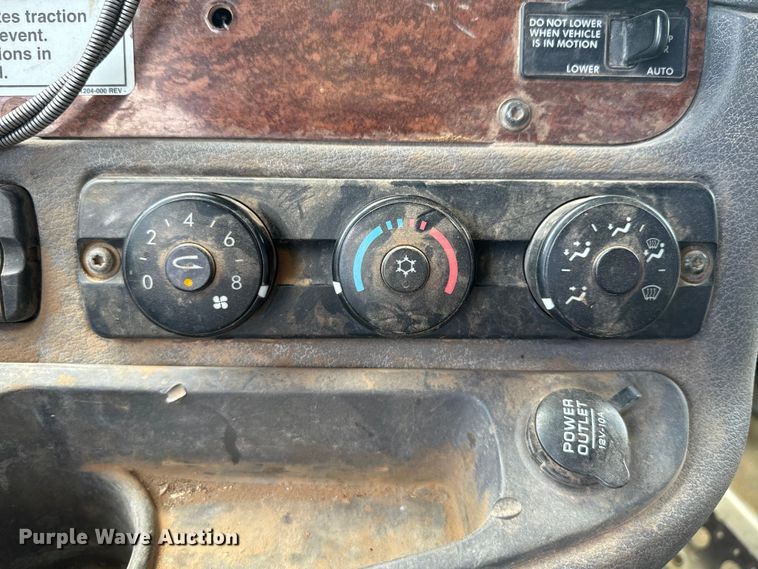 image for item DK6875 2012 Freightliner Cascadia 125DC semi truck