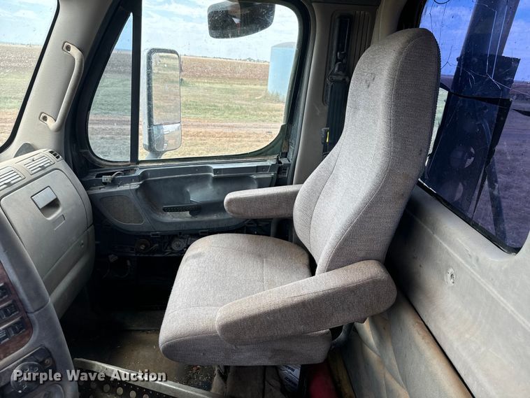 image for item DK6875 2012 Freightliner Cascadia 125DC semi truck