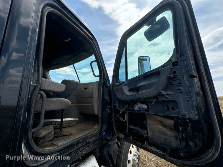 image for item DK6875 2012 Freightliner Cascadia 125DC semi truck